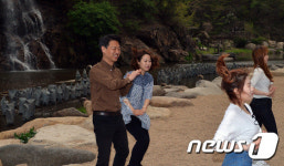 폭포앞에서 픽미댄스 추는 김영호 당선자