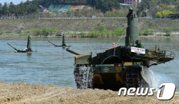 K-2 흑표전차 공병 도움없이 '잠수 도하' 훈련 실시