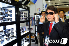 기업애로해결 박람회 들러보는 권영진 대구시장