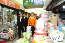 부산 국제시장 찾은 안철수