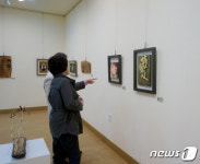 [화보]홍천미술관, 서각작품전 개최