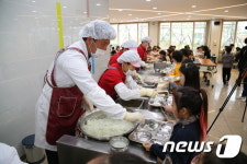 강원도의회 교육위, 학교급식 배식 봉사 체험