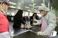 강원도의회 교육위, 학교급식 배식 봉사 체험