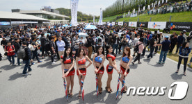 관람객으로 붐비는 용인스피드웨이