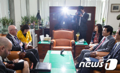 개빈 마샬 호주 상원 부의장 접견하는 원유철