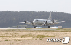 포항공항 재포장 활주로에 착륙하는 P-3초계기