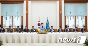 언론사 오찬서 인사말 하는 박 대통령