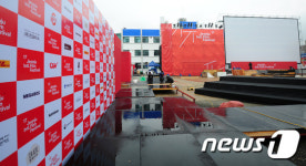 옥토주차장에 설치된 포토존과 대형스크린