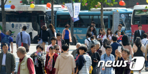 서울에 온 유커들 청계천보러 왔어요