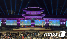 보랏빛 흥례문과 어우러진 궁중무용