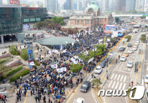 철도노조 회원들, 서울역 광장 집결