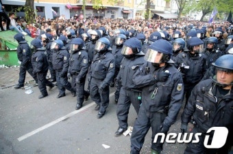 [사진] 독일 노동절 집회장의 무장경찰