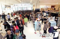 방문객으로 붐비는 롯데피트인 산본