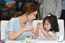라희의 손 하트