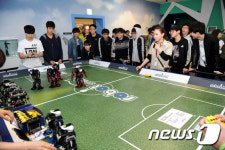로봇체험 즐기는 대학생들