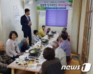 정읍 옹동면 직원들, 독거노인 초청 외식나들이