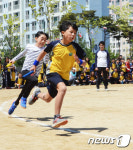 따라 잡는다