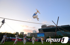 '얼쑤!...흥겨운 줄타기'