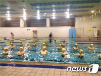 박태환 물렀거라…노원구 실버 아쿠아로빅 수영교실
