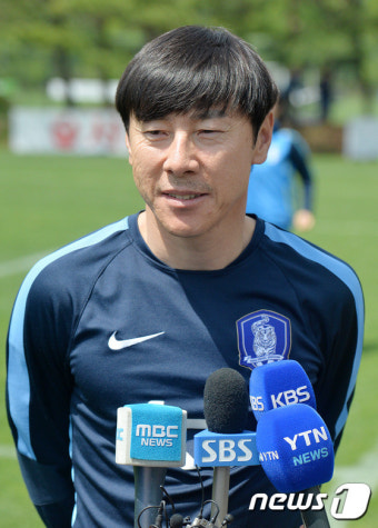 취재진 질문에 답하는 신태용 감독
