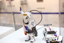 핸즈인팩토리의 BMW와 컬래버레이션한 작품
