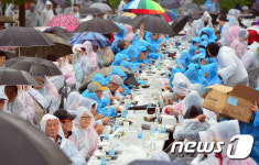 우의입고 식사하는 어르신들
