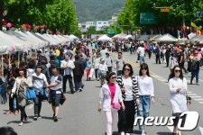 도로는 잠시 막고