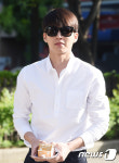 남우현, 여자들의 로망 단추 푼 화이트 셔츠~