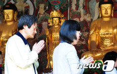 부처님오신날 금산사 찾은 신도들의 합장