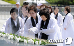 분향하는 5·18 희생자 유가족들