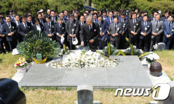 5·18 구묘역에서 참배하는 더불어민주당