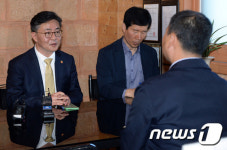 개성공단 영업기업 방문한 홍용표 장관