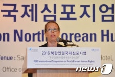 개회사 하는 시냐 폴슨