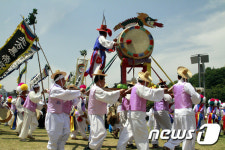 법흥 상원놀이 큰 북을 울리며