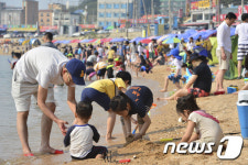 해수욕장으로 나온 아이들