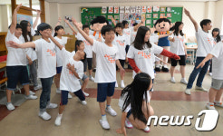 플래시몹 선보이는 어린이들