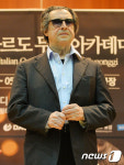 카메라 앞에 선 리카르도 무티