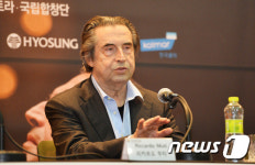 질문에 답하는 리카르도 무티