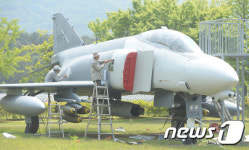 ‘호국보훈의 달 앞두고 전투기 도색작업’