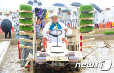 이양기 운전하는 이양호 농촌진흥청장