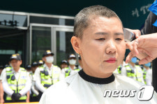 삭발투쟁 나서는 발달장애인 부모 대표 이미지