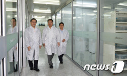벤처기업 연구시설 살펴보는 유일호 부총리