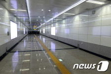 청진동 대형빌딩과 연결된 광화문역 지하보도