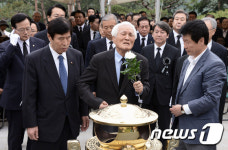 헌화하는 최형우 전 내무부 장관