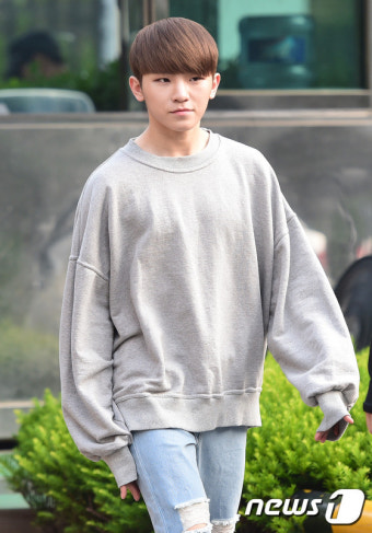 세븐틴 우지, '출근길 자체발광 중~'