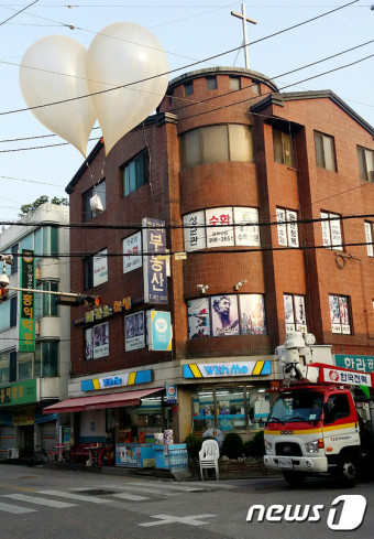 전선에 걸린 대남 전단 추정 대형 풍선