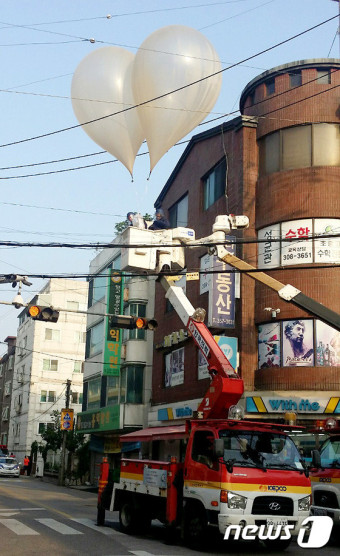 전선에 걸린 대남 전단 추정 대형 풍선