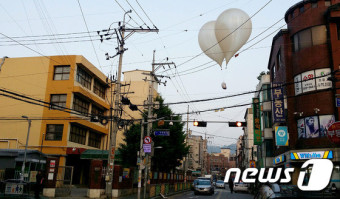 전선에 걸린 대남 전단 추정 대형 풍선
