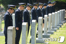 호국보훈의 달 앞두고 참배하는 경찰들