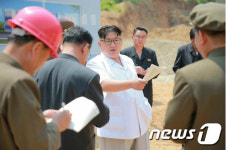보건산소공장 시찰 나선 김정은